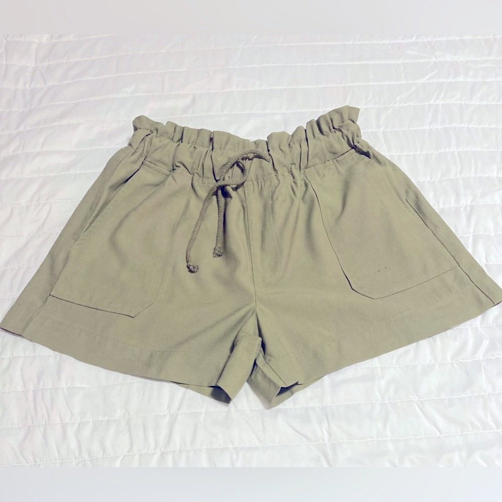 Forever 21 Women’s Khaki Green Shorts | Size: Medium